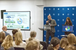 Prezentacja dotycząca struktury ogrzewania w Krakowie z danymi statystycznymi.