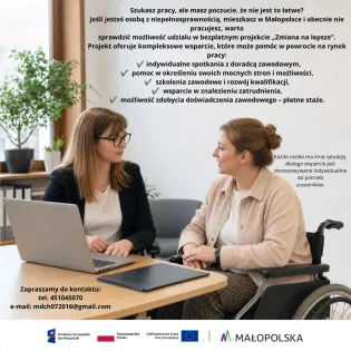 plakat promocyjny na którym znajdują się informacje o projekcie dwie kobiety zwrócone do siebie twarzami siedzące przy stole na którym jest otwarty laptop. Jedna z kobiet siedzi na wózku inwalidzkim 
