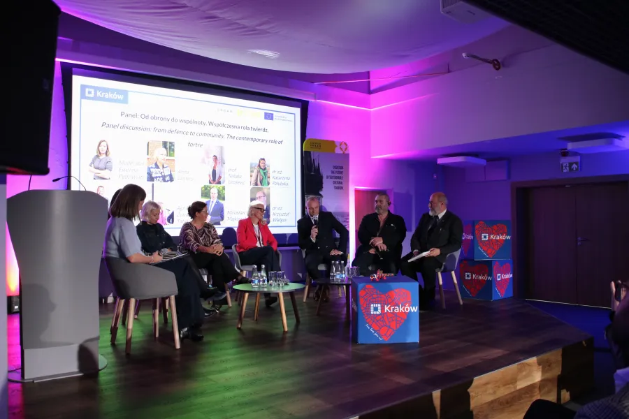 Panel dyskusyjny z udziałem ekspertów na temat wartości społecznych w Krakowie.