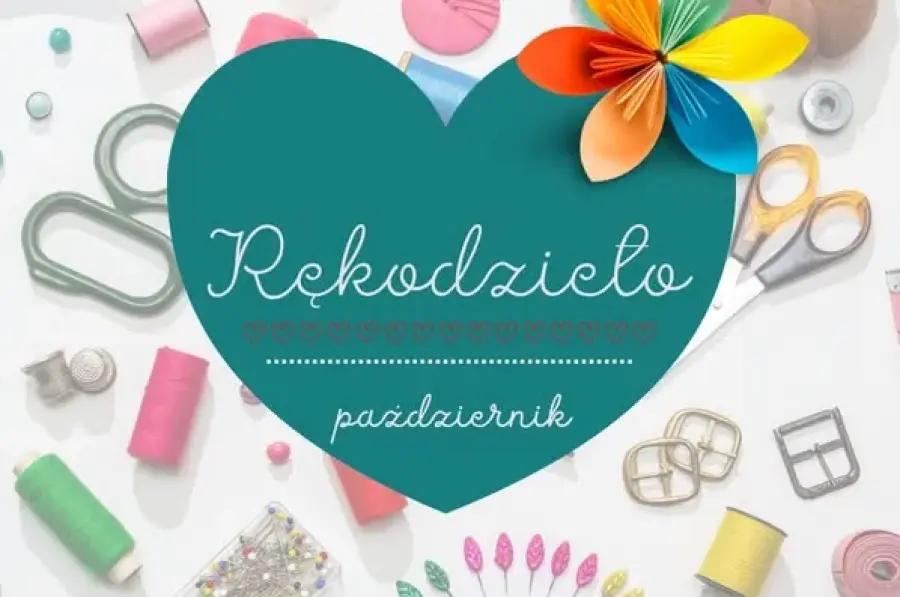 Rękodzieło z kolorowymi akcesoriami, w tym nitki, nożyczki i kwiat z papieru.