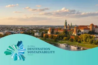 Widok na miasto z rzeką, z zielonymi terenami i zabytkowymi budynkami w tle. Logo Global Destination Sustainability I...