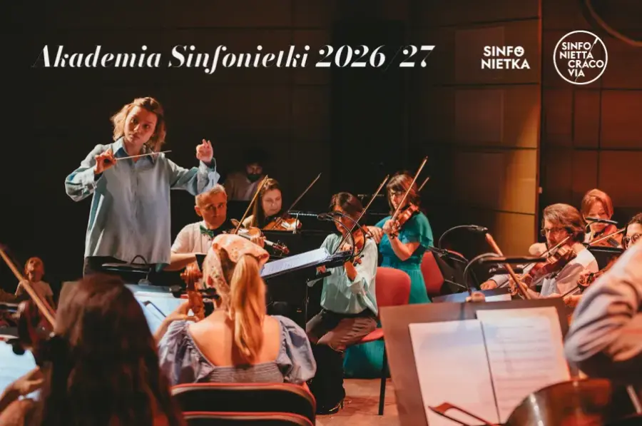 Orkiestra grająca w sali koncertowej podczas wydarzenia Akademia Sinfonietki 2026/27.