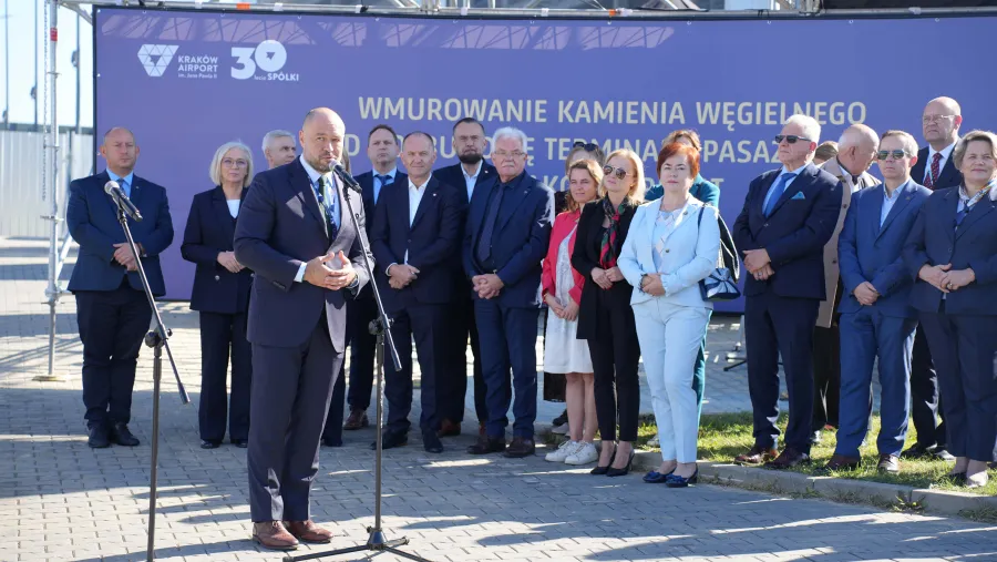 Ceremonia wmurowania kamienia węgielnego z udziałem przedstawicieli władz i gości.