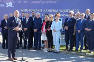 Ceremonia wmurowania kamienia węgielnego z udziałem przedstawicieli władz i gości.