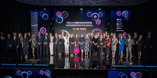 Gala Ambasadorów Kongresów Polskich z laureatami na scenie.