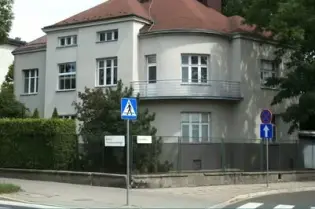 Plakat zapraszający na spacer po Osiedlu Oficerskim w Krakowie, z informacjami o wydarzeniu i prowadzącej.