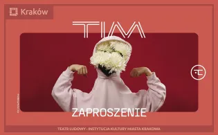 Zaproszenie na wydarzenie w Teatrze Ludowym w Krakowie z osobą w białej bluzie i kwiatami.