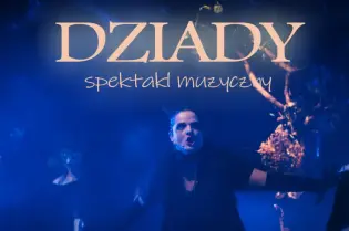 Kobieta w czarnym kostiumie występuje na scenie w niebieskim świetle, tytuł spektaklu "Dziady".
