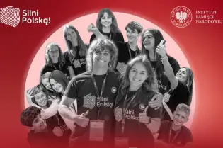 Grupa młodych ludzi w koszulkach z logo Silni Polska, uśmiechających się i pozujących do zdjęcia.