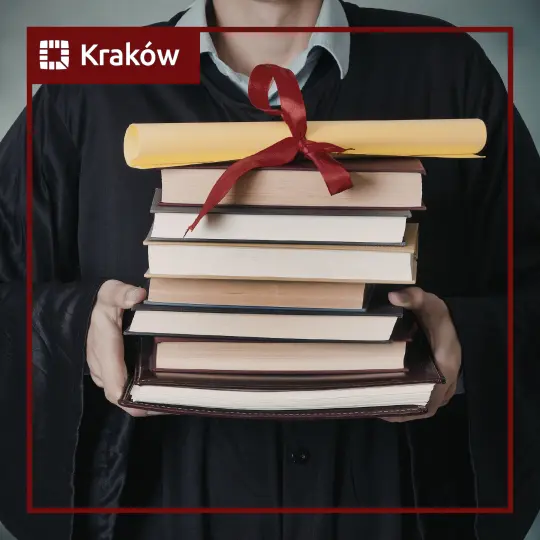 Student w togach trzyma stos książek oraz dyplom z czerwoną wstążką.