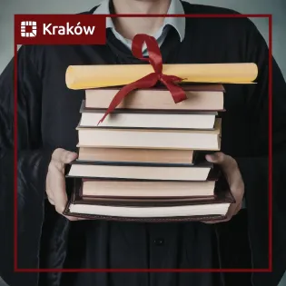 Student w togach trzyma stos książek oraz dyplom z czerwoną wstążką.