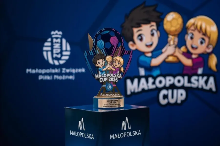Puchar Małopolskiego Cup 2026 z postaciami dzieci i piłką nożną w tle.
