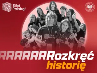 Grupa młodych ludzi w koszulkach z napisem Silni Polską, uśmiechniętych i pozujących do zdjęcia.