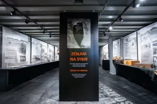 Ekspozycja muzealna dotycząca zesłań na Sybir. Informacje i zdjęcia historyczne.