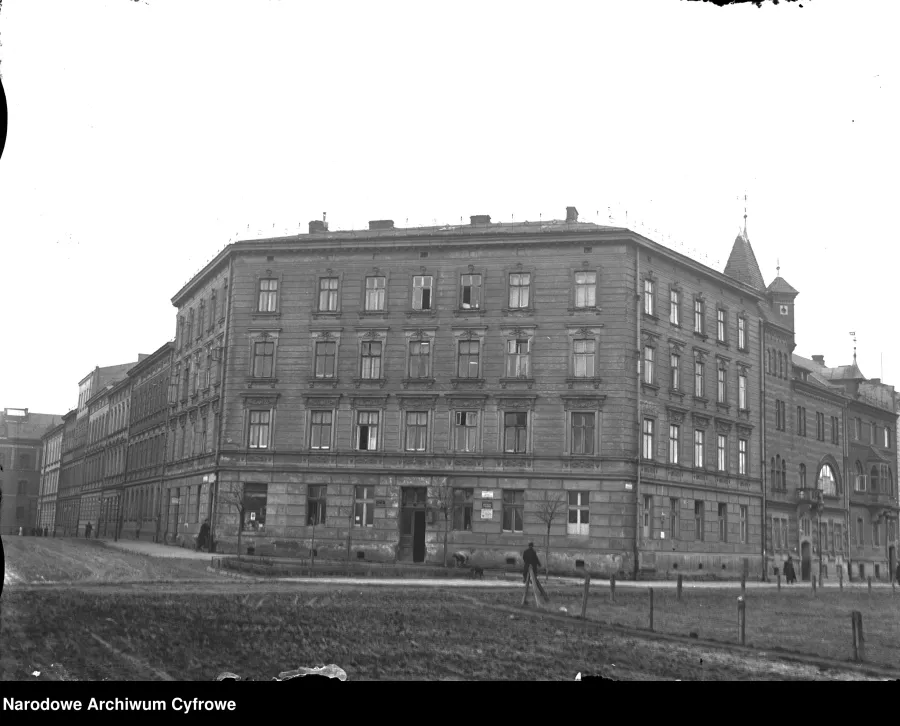 Budynek z wieloma oknami, w stylu architektonicznym z początku XX wieku.