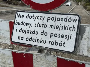 Nie dotyczy pojazdów budowy, służb miejskich i mieszkańców