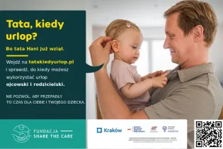 Mężczyzna trzyma dziecko na rękach, uśmiechając się do niego. Informacja o urlopie ojcowskim.