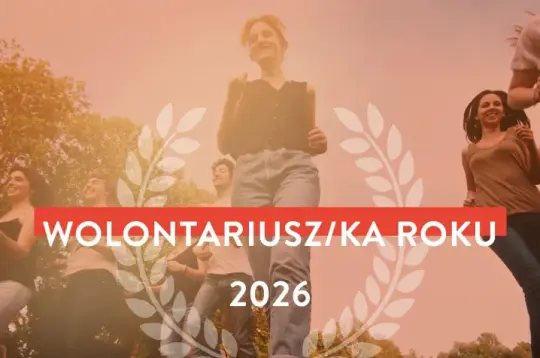 Grafika promuje konkurs „Wolontariusz/Wolontariuszka Roku 2026”. W tle widać grupę osób podczas aktywności na świeżym powietrzu, a na dole umieszczono logotypy organizatorów i partnerów.
