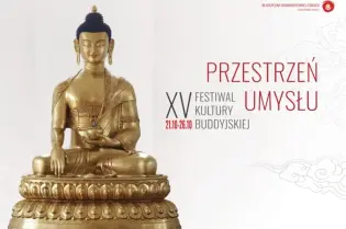 Złota figura Buddy z napisem o festiwalu kultury buddyjskiej.