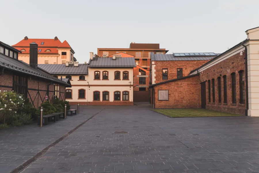Zabudowa architektoniczna z cegły i tynku w miejskim otoczeniu.