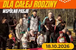 Bieg rodzinny w plenerze, uczestnicy z numerami startowymi, data wydarzenia 18.10.2026.