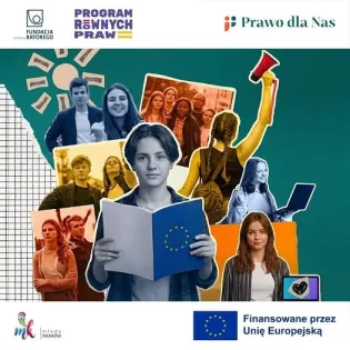 Grupa młodych ludzi z książkami i symbolami Unii Europejskiej, promująca równość praw.