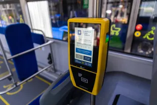 Biletomat w tramwaju z informacjami o przejeździe i możliwością zakupu biletu.