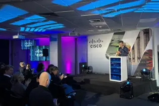 Prezentacja na konferencji Cisco z widownią i efektownym oświetleniem.