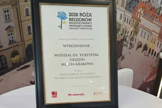 Dyplom wyróżnienia dla Wydziału ds. Turystyki Urzędu Miasta Krakowa oraz przewodniki po Krakowie.
