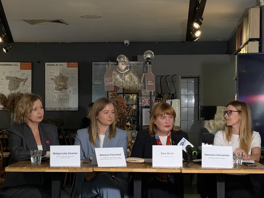 Cztery kobiety siedzą przy stole podczas konferencji prasowej.