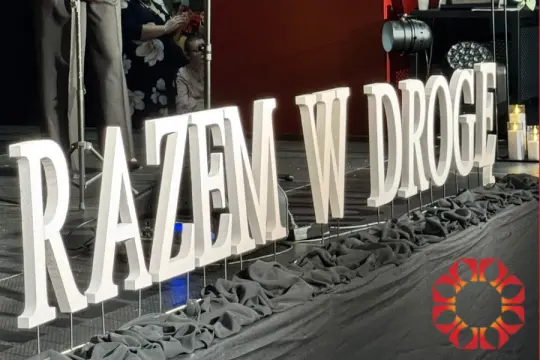 Napis Razem w drogę
