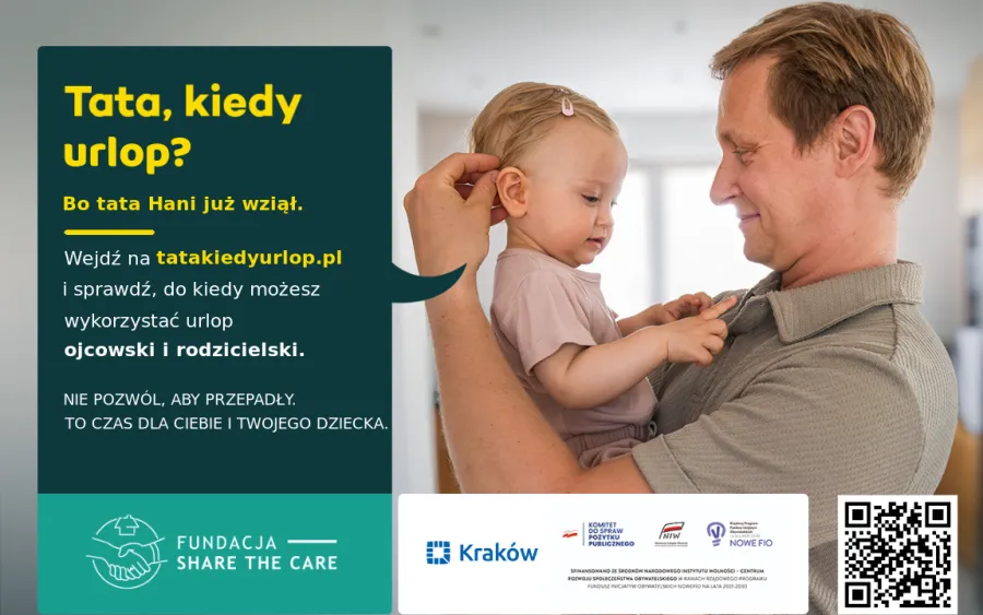Mężczyzna trzyma dziecko na rękach, uśmiechając się do niego.