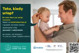 Mężczyzna trzyma dziecko na rękach, uśmiechając się do niego.