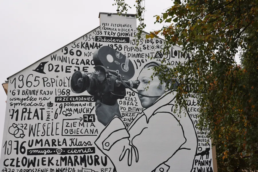 Mur z muralem przedstawiającym historię i wydarzenia z lat 1965-1968, z elementami kultury i sztuki.