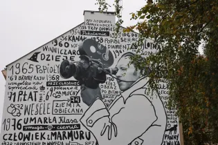 Mur z muralem przedstawiającym historię i wydarzenia z lat 1965-1968, z elementami kultury i sztuki.