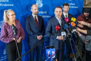 Konferencja prasowa z udziałem przedstawicieli władz Krakowa.