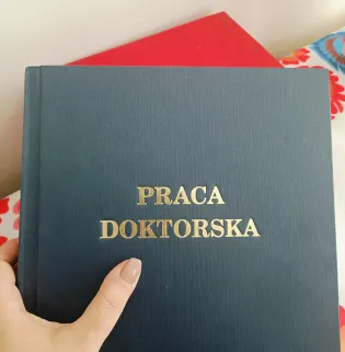 Praca doktorska z tytułem na okładce.