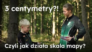 zdęcie przedstawia chłopca i młodą dziewczynę rozmawiających w lesie o biegach na orientację, napis "3 centymetry?!- czyli jak działa skala mapy?"