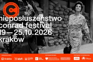 grafika z napisem oraz logotypem Conrad Festiwal po lewej stronie a po prawej czarno-białe zdjęcie idącej dumnie eleganckiej kobiety oraz stojącego niedaleko żołnierza z bronią.  