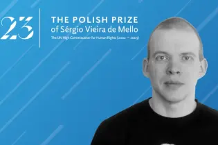 Maksim Znak w koszulce z własnym wizerunkiem, laureat Polskiej Nagrody Sérgio Vieira de Mello.