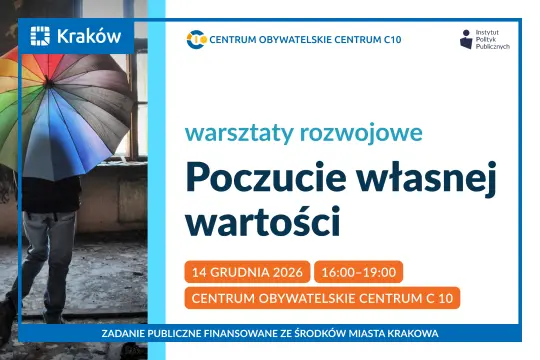 Plakat warsztatów rozwojowych z fotografią osoby stojącej pod kolorowym parasolem na ulicy.