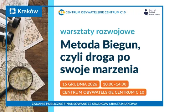 Metoda Biegun, czyli droga po swoje marzenia – Plakat warsztatów rozwojowych z fotografią map, kompasu i lupy na drewnianym stole.