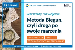 Metoda Biegun, czyli droga po swoje marzenia – Plakat warsztatów rozwojowych z fotografią map, kompasu i lupy na drewnianym stole.