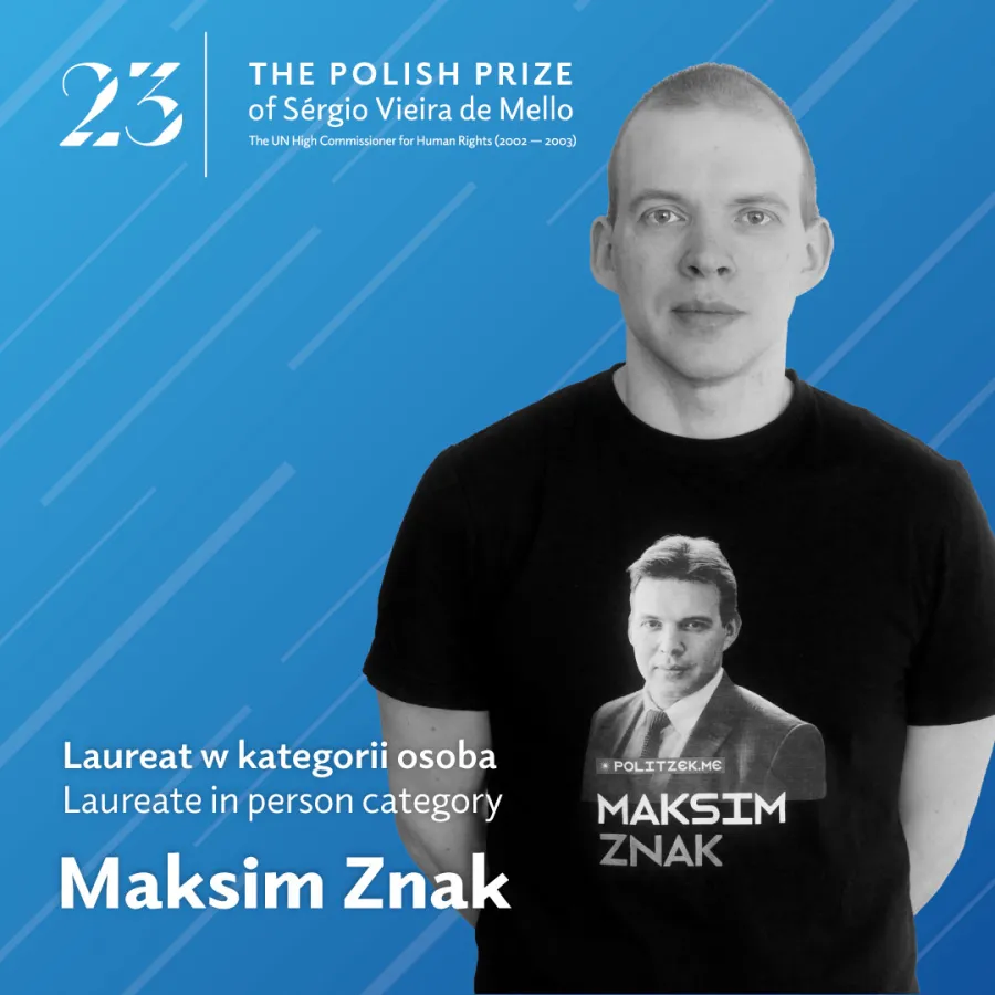 Maksim Znak w koszulce z własnym wizerunkiem, laureat Polskiej Nagrody Sérgio Vieira de Mello.