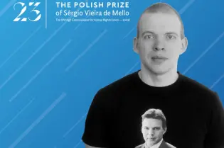 Maksim Znak w koszulce z własnym wizerunkiem, laureat Polskiej Nagrody Sérgio Vieira de Mello.