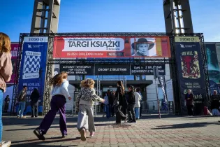 Targi Książki w Krakowie, wejście z dużym banerem reklamowym.
