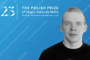 Maksim Znak w koszulce z własnym wizerunkiem, laureat Polskiej Nagrody Sérgio Vieira de Mello.