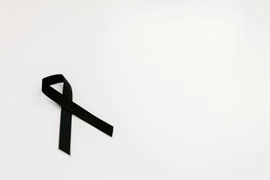 Czarna wstążka symbolizująca żałobę.