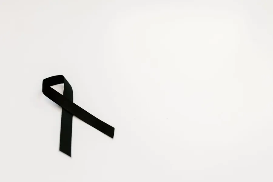 Czarna wstążka symbolizująca żałobę.