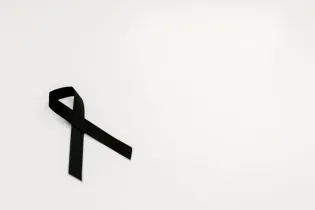 Czarna wstążka symbolizująca żałobę.